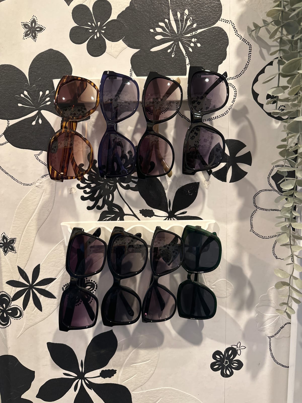 Wave sunglasses holder racK