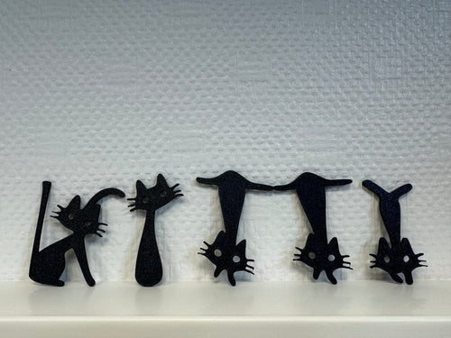 Alphabet with cat form.Alphabet en forme de chat.
