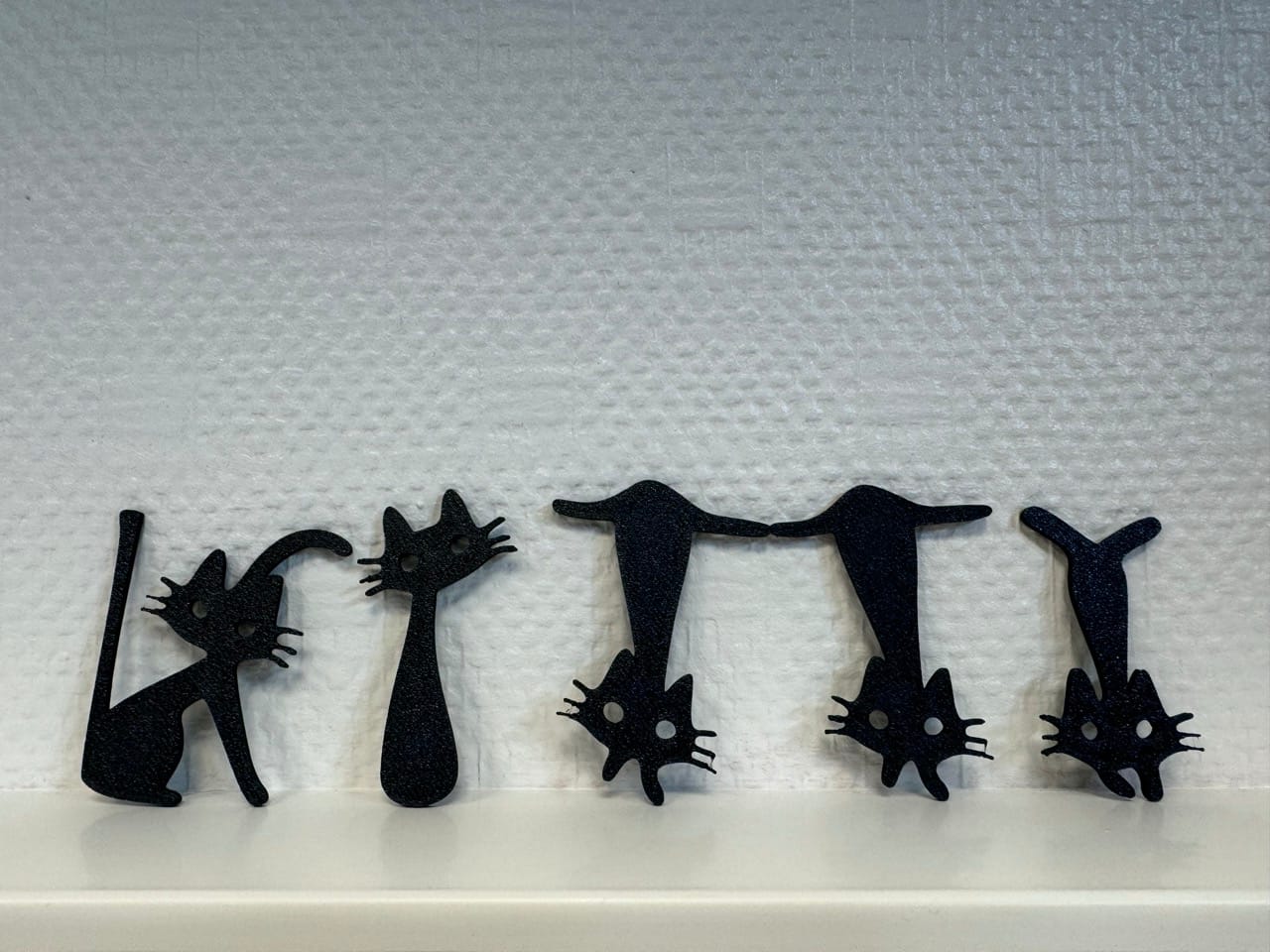 Alphabet with cat form.Alphabet en forme de chat.